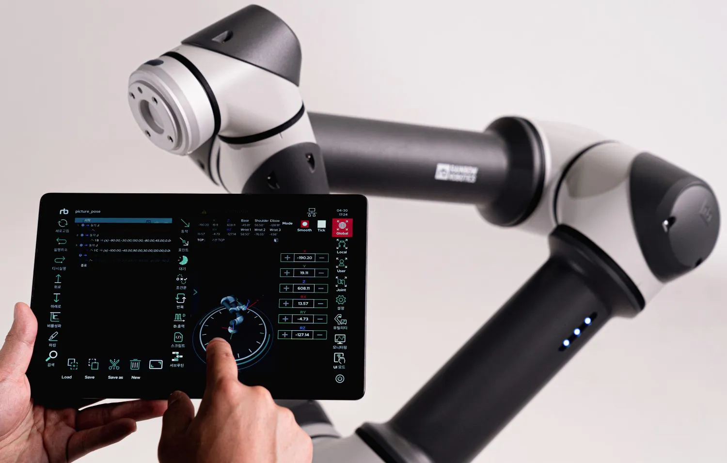 Tablet for robot programming for the RB Series with a Cobot in the background.